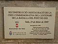 Placa al peu de la creu commemorativa