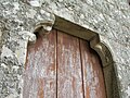 Porta no muro sur da igrexa.