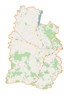 Mapa konturowa powiatu sieradzkiego, blisko centrum na prawo znajduje się punkt z opisem „Sieradz”