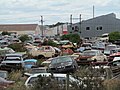 Carcasses de véhicules hors d'usage, dans une casse automobile à Christchurch, en Nouvelle-Zélande.