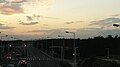 富士山を望む夕暮れの浜須賀歩道橋。(2014年10月25日撮影)