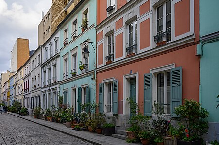 Färgglada hus vid Rue Crémieux.