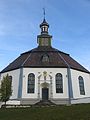 Sør-Fron kirke ble bygget i 1792. Det er en oktagonalkirke, det vil si at bygningkroppen og kuppelen er åttekantet. Foto: Bjoertvedt