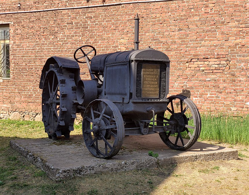Трактор СХТЗ выпуска 1932 года — наружный экспонат Гдовского краеведческого музея. Находится в рабочем состоянии.