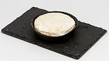 Photo du fromage sur une plaque d’ardoise