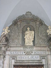 Estatua de San Ignacio sobre la puerta principal.