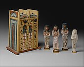 Patru ușabtiuri ale lui Khabekhnet și cutia lor; 1279–1213 î.Hr.; calcar pictat; înălțimea ușabtiurilor: 16,7 cm; Muzeul Metropolitan de Artă