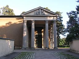 Uppståndelskapellets entréportik med skulpturgruppen av Ivar Johnsson