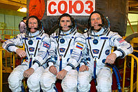 Sojuz TMA-19M:n miehistö alkaen vasemmalta: Peake, Malentšenko ja Kopra.