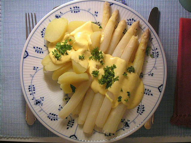 אספרגוס לבן מוגש עם רוטב הולנדז, תפוחי אדמה ופטרוזיליה