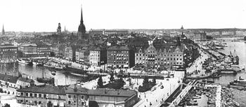 Frans Gustaf Klemmings båda panoramabilder är fotograferade från gamla Katarinahissen år 1904. På vänstra bilden märks Riddarholmskyrkan och den nybyggda sammanbindningsbanan, på den högra bilden dokumenteras gamla slussenanläggningen och Gamla stan vid sekelskiftet 1900 med Tyska kyrkan mitt i bild.