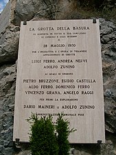 Plaque rappelant la découverte de la grotte de Bàsura.