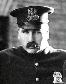 Tom Wilson kiel la policano en La Infano (1921).jpg