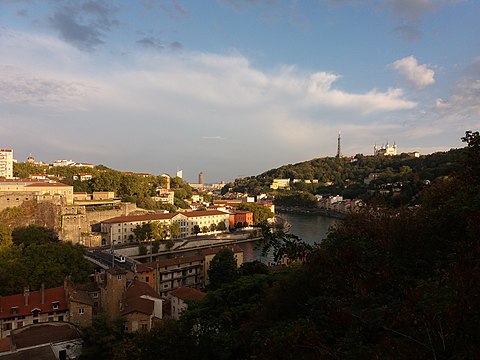 Le grenier est le long bâtiment au bout du pont Kœnig à droite.