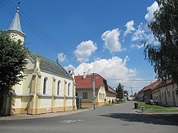 Hlavní ulice s kaplí Nanebevzetí Panny Marie a obecním úřadem