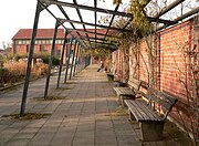 Arkaden im Vahrenwalder Park an der nachgestalteten Außenmauer der früheren Kaserne