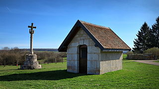 La croix du Mont et l'oratoire.