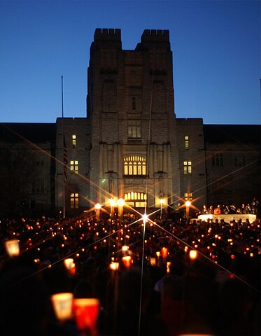 http://upload.wikimedia.org/wikipedia/commons/thumb/1/1a/Virginia_Tech_massacre_candlelight_vigil_Burruss.jpg/373px-Virginia_Tech_massacre_candlelight_vigil_Burruss.jpg