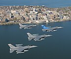 F-16 milik Garda Nasional Udara Wisconsin melintasi Madison, Wisconsin