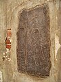 Kamień wmurowany w obejściu chóru, z przypuszczalnym przedstawieniem boga Jarowita
