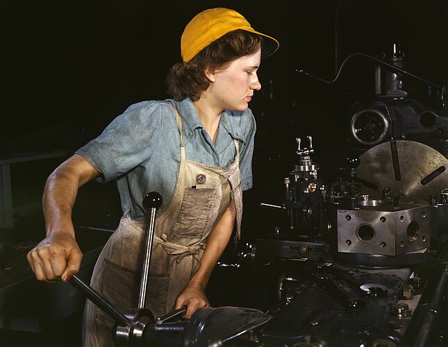Женщина-токарь, подгоняющая части транспортных самолетов на заводе корпорации Consolidated Aircraft, Форт-Уэрт, США (1942)