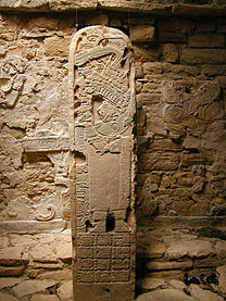 Stele 35 dari Yaxchilan (abad ke-8), menggambarkan Dang Ikʼ Skull, permaisuri raja Itzamnaaj Bʻalam II