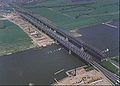 1993. Gezien vanaf Zaltbommel: Rechts de Dr. W. Hupkesbrug, daarnaast de oude Bommelse brug, links is een begin gemaakt met de bouw van de Martinus Nijhoffbrug.