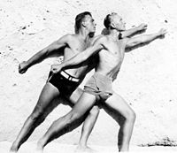 נתניה 1938 בקירוב: חבר הקומונה חיים בן דורי־בנדרסקי (משמאל) וגרישה (צבי) ג'נין מתעמלים בחוף נתניה.