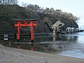 瓶子岩と鳥居、奥に続く遊歩道の橋