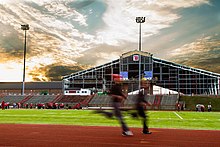 Los corredores de atletismo de Wittenberg practican frente al Steemer Indoor Fieldhouse el 8 de noviembre de 2018. (Trent Sprague/Wittenberg University)