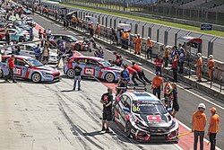 A túraautó-világkupa mezőnye a Hungaroring boxutcájában.