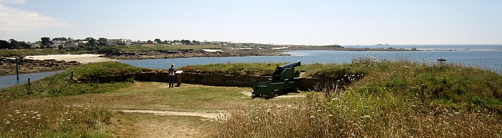 La batterie de l'Aber Ildut et l'entrée de l'Aber Ildut : vue panoramique.