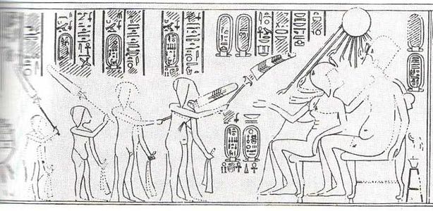 Diverse kinderen van Achnaton eren de farao en koningin