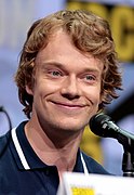 Alfie Allen kòm Theon Greyjoy.