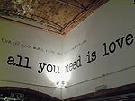 All You Need Is Love, surmonté des premières lignes de la chanson Tomorrow Never Knows, sur les murs du Beatles Story Museum, à l'Albert Dock de Liverpool