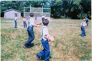 English: Amish children playing baseball, Lynd...