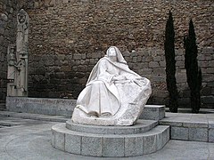 Statue der hl. Teresa am Eingangstor Puerta del Alcázar der Stadtmauer von Ávila