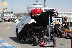 Funny Car mit hochgeklappter Karosserie: gut zu erkennen der mittig platzierte Fahrersitz