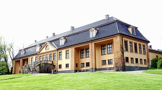 Bogstad gård eid fra omkring 1914 av Westye Parr Egeberg (1877–1959) og kona Nini Wedel-Jarlsberg (1880–1945), solgt ut av familien i 1954