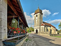 Le lavoir-abreuvoir près de l'église.