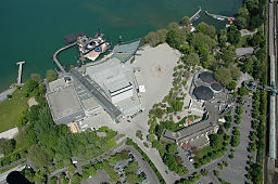 Bregenzer Festspiele (Festival di Bregenz), vista aerea dell'area del festival con il palco lacustre.