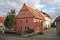 Wohnstallhaus eines Bauernhofes sowie Hofmauer mit Torpfeilern und Pforte