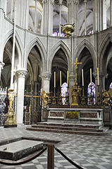 Het priesterkoor met het graf van Willem de Veroveraar in de abdijkerk