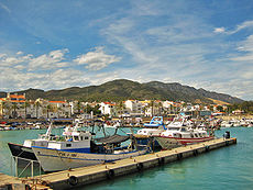 Juny (2): Vista del port esportiu de les Cases d'Alcanar (Montsià), nucli costaner d'Alcanar. Al darrere s'observa el massís del Montsià