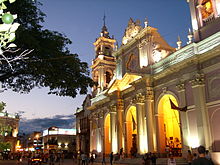 Vue nocturne de la cathédrale de Salta.