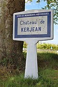 Panneau posé en 1951, indiquant un « site et monument historique ». Ici, le château de Kerjean à Saint-Vougay dans le Finistère.