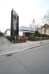 Kirche von Westen gesehen, vorn der freistehende Glockenturm