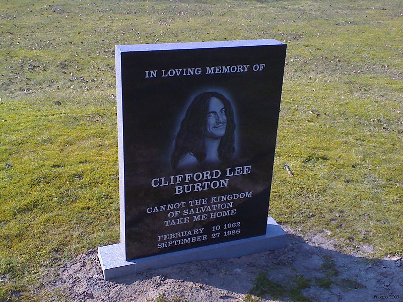 Minnesstenen över Cliff Burton som står på den plats han dog.