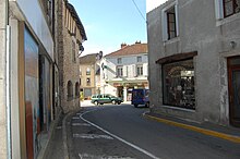 Des commerces, rue Salardine à Châlus