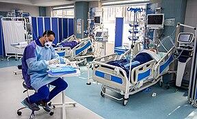 Bệnh nhân COVID-19 dùng máy thở tại Bệnh viện Imam Khomeini ở Tehran